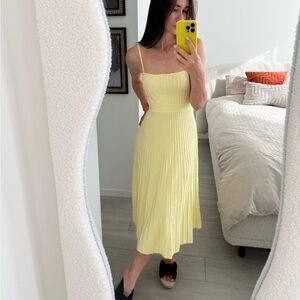 Midi dress with straps in yellow, made of soft material. Size S. New.